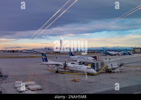 Avions ravitaillés sur un tarmac à un aéroport ; Calgary, Alberta, Canada Banque D'Images