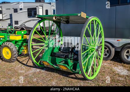 Fort Meade, FL - 24 février 2022 : vue d'angle avant à haute perspective d'un buggy solaire personnalisé lors d'un salon de tracteur local. Banque D'Images