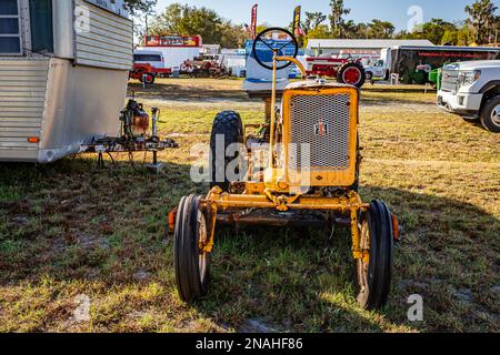 Fort Meade, FL - 24 février 2022 : vue avant en perspective d'un tracteur cub International Harvester 1970 lors d'un salon de tracteurs local. Banque D'Images