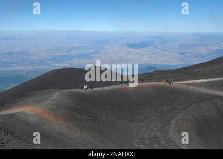 Randonneurs dans le paysage cratère du volcan Etna, région sommet, province de Catane, Sicile, Italie Banque D'Images