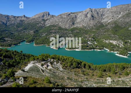Vue de Castell de Guadalest au réservoir, Guadalest, province d'Alicante, Costa Blanca, Espagne Banque D'Images