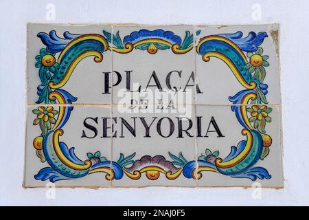 Panneau de rue en carreaux muraux, Placa de la Senyoria, Benidorm, Costa Blanca, province d'Alicante, Communauté Valencienne, Espagne Banque D'Images