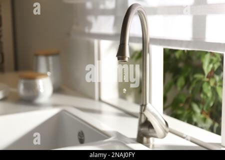 Gouttes d'eau tombant du robinet dans la cuisine Banque D'Images