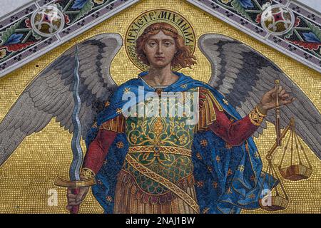 Mosaïque sur la façade de l'église de la Trinité et Saint Spyridon, Église orthodoxe serbe, Trieste, région Friuli Venezia Giulia, Italie Banque D'Images