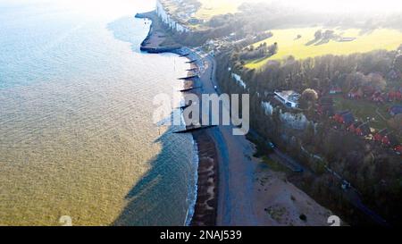 Vue aérienne le long de la plage de Kingsdown, vers Oldescaliers Bay Banque D'Images