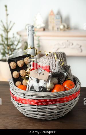 Panier en osier avec ensemble cadeau de Noël sur table en bois Banque D'Images