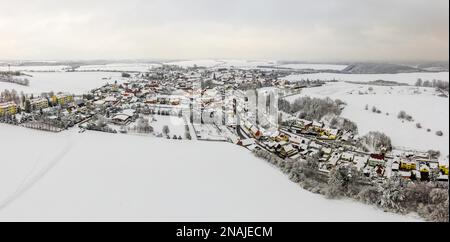 Vue sur Koenigerode en hiver Banque D'Images