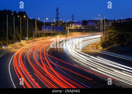 Des sentiers et des traînées de lumière sont laissés par la circulation rapide sur l'autoroute M5 près de Bristol en début de soirée. Banque D'Images