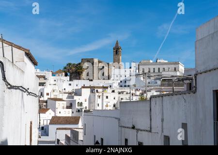 'Vejer de la Frontera, Espagne, 17 janvier 2021: Le centre-ville historique et l'église Iglesia Divino Salvador à Vejer de la FronteraVejer de la Banque D'Images