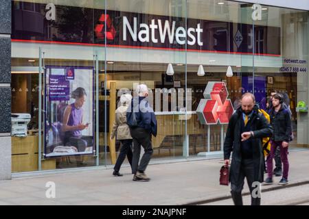 Les gens marchent devant une succursale de la banque NatWest dans le centre-ville de Manchester Banque D'Images