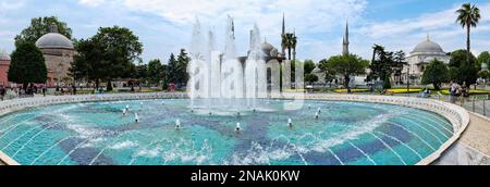 ISTANBUL, TURQUIE - le 26 mai : Fontaine à l'extérieur musée Sainte-Sophie à Istanbul Turquie le 26 mai 2018. Des personnes non identifiées Banque D'Images