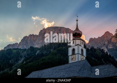 COLFOSCO, TYROL DU SUD/ITALIE - AOÛT 8 : vue sur l'église paroissiale de Saint-Laurent Vigilius à Colfosco, Tyrol du Sud, Italie sur 8 août 2020 Banque D'Images