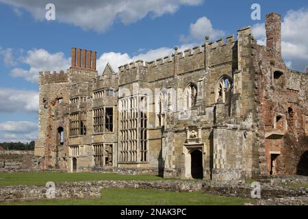 MIDHURST, WEST SUSSEX/UK - 1er SEPTEMBRE : vue sur les ruines du château de Cowdray à Midhurst, West Sussex le 1er septembre 2020 Banque D'Images