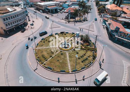 02.01.2023 - Mwanza, Tanzanie - Samaki Fish Corner. Vue de dessus vers le rond-point de Tilapia Banque D'Images