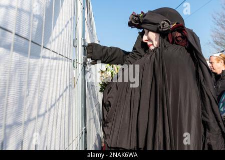 Ashingdon Road, Rochford, Southend on Sea, Essex, Royaume-Uni. 13th févr. 2023. Les manifestants ont tenté de protéger un ancien chêne contre la chute pour permettre l'accès à un immeuble de 662 logements par Bloor Homes. Après une longue période de campagne, la permission a été accordée pour le travail de commencer à enlever le chêne de Holt Farm aujourd'hui. Des manifestants avaient encerclé l'arbre, un campé dans les branches, mais ils ont décidé de protester en paix à la suite d'une procédure devant la haute Cour qui leur avait été dirigée contre eux. Ils estiment que le conseil a évité de discuter d'alternatives. Mécontent manifestant Banque D'Images