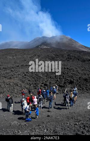 Randonneurs dans le paysage cratère du volcan Etna, région sommet, province de Catane, Sicile, Italie Banque D'Images