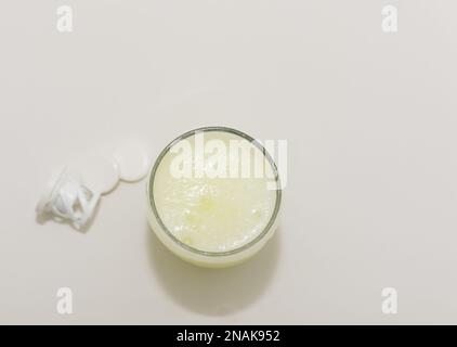 comprimés effervescents vitamines sur fond blanc Banque D'Images