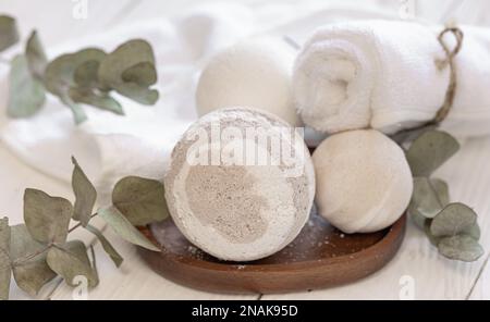 Spa composition with bath bombs and towels, close-up. Banque D'Images