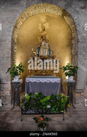 Petit autel dans la première église médiévale de Sant'Eufemia de la seconde moitié du 4th siècle, Grado, Ile de Grado, Friuli Venezia Giulia région Banque D'Images