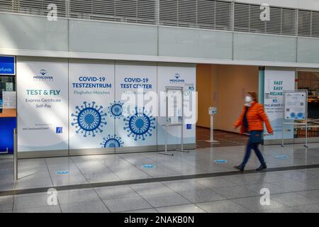 Femme avec masque en face du centre d'essai Corona à l'aéroport Franz-Josef-Strauss, Munich, Bavière, Allemagne Banque D'Images