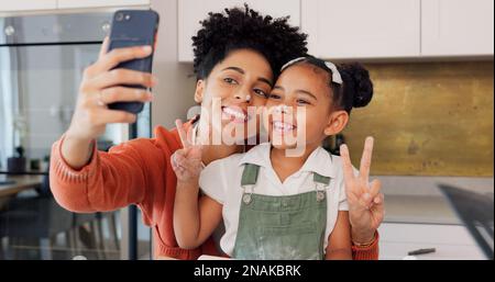 Mère, fille et téléphone selfie tout en cuisinant dans la cuisine, le collage et le plaisir. Apprendre, cuisiner et maman, enfant et 5g mobile pour les médias sociaux, l'image Banque D'Images