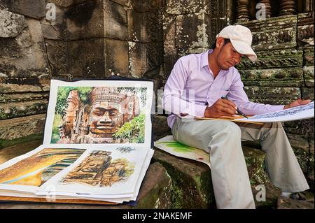 Un artiste peint au temple d'Angkor Thom. Siem Reap. Cambodge Banque D'Images