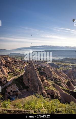 Ballons à air chaud au lever du soleil au-dessus des cheminées de fées à Uchisar, Cappadoce, Turquie Banque D'Images