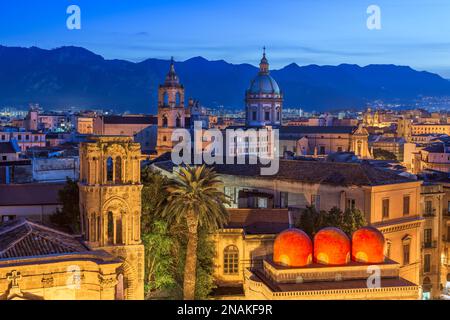 Palerme, Italie vue sur le toit avec l'église de San Cataldo au crépuscule. Banque D'Images