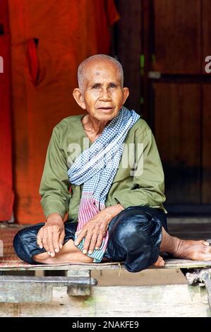 Une vieille femme dans sa hutte à Siem Reap. Angkor. Cambodge Banque D'Images