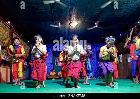 Spectacle traditionnel de danses khmers dans un orphelinat de Siem Reap. Cambodge Banque D'Images