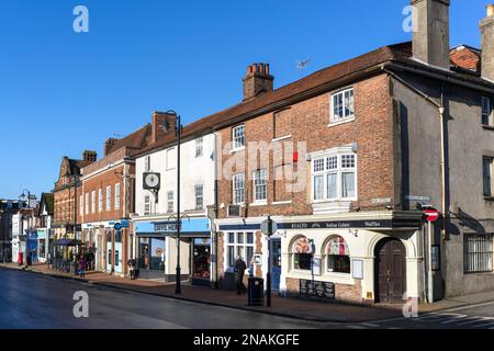 EAST GRINSTEAD, WEST SUSSEX, Royaume-Uni - JANVIER 25 : vue des magasins de High Street à East Grinstead le 25 janvier 2021. Personnes non identifiées Banque D'Images