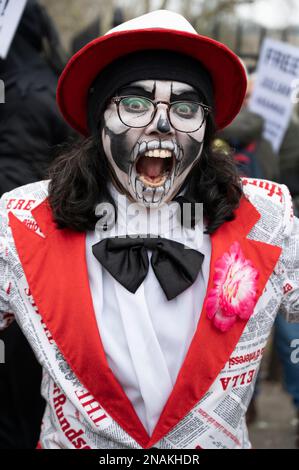 Les activistes de l’11 février ont organisé un carnaval de nuit organisé par la campagne ne pas extrader Assange pour demander la libération de Julian Assange qui a abeille Banque D'Images