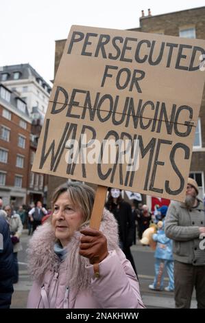 Les activistes de l’11 février ont organisé un carnaval de nuit organisé par la campagne ne pas extrader Assange pour demander la libération de Julian Assange qui a abeille Banque D'Images