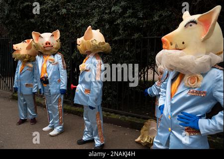 Les activistes de l’11 février ont organisé un carnaval de nuit organisé par la campagne ne pas extrader Assange pour demander la libération de Julian Assange qui a abeille Banque D'Images