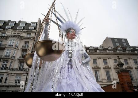 Les activistes de l’11 février ont organisé un carnaval de nuit organisé par la campagne ne pas extrader Assange pour demander la libération de Julian Assange qui a abeille Banque D'Images