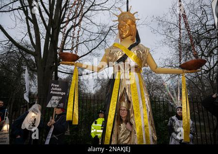 Les activistes de l’11 février ont organisé un carnaval de nuit organisé par la campagne ne pas extrader Assange pour demander la libération de Julian Assange qui a abeille Banque D'Images