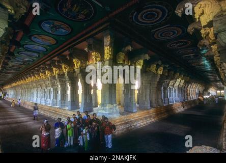 Couloir du Temple le plus long en Asie temple de Ramanathaswamy au milieu de l'île dédiée à Lord Siva à Rameswaram, Tamil Nadu, Inde du Sud Banque D'Images