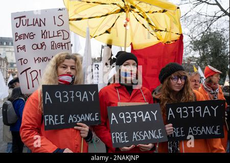 Les activistes de l’11 février ont organisé un carnaval de nuit organisé par la campagne ne pas extrader Assange pour demander la libération de Julian Assange qui a abeille Banque D'Images