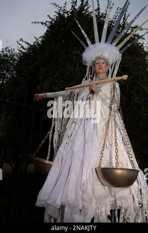 Les activistes de l’11 février ont organisé un carnaval de nuit organisé par la campagne ne pas extrader Assange pour demander la libération de Julian Assange qui a abeille Banque D'Images