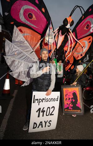 Les activistes de l’11 février ont organisé un carnaval de nuit organisé par la campagne ne pas extrader Assange pour demander la libération de Julian Assange qui a abeille Banque D'Images