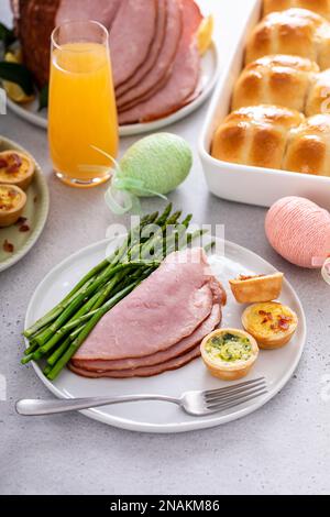 Jambon, asperges et mini quiches pour le brunch de l'Eater Banque D'Images