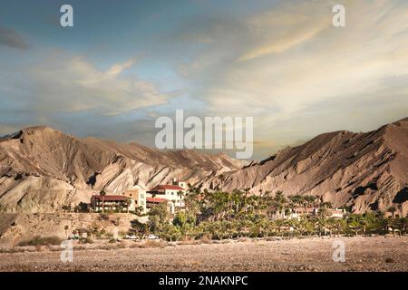 The Furnace Creek Inn, dans le parc national de la vallée de la mort, en Californie. Banque D'Images