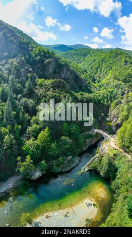 Le pont du diable ou le Pont du diable dans le village de l'Ain Thueyts, dans le département de l'Ardèche, dans le sud de la France. Banque D'Images