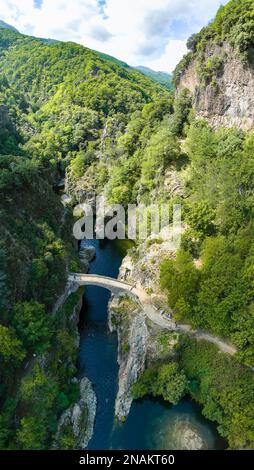 Le pont du diable ou le Pont du diable dans le village de l'Ain Thueyts, dans le département de l'Ardèche, dans le sud de la France. Banque D'Images