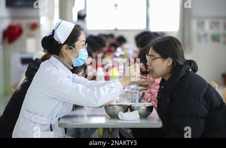 HUAI'AN, CHINE - le 13 FÉVRIER 2023 - Une infirmière nourrit un patient souffrant de maladie mentale à Huai 'an, province du Jiangsu, Chine, 13 février 2023. Dans le psych Banque D'Images