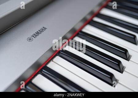 Gros plan sur les touches de piano électriques Yamaha. Banque D'Images