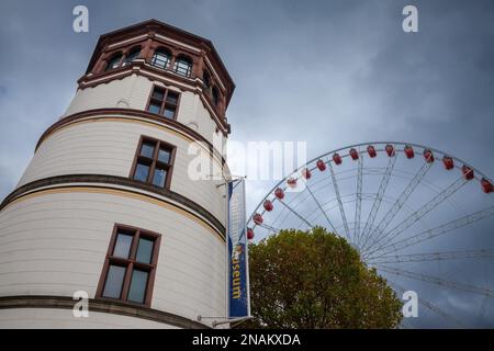 Photo de la tour principale du Schifffahrtsmuseum à Düsseldorf, Allemagne. Le Musée maritime de Düsseldorf (nom propre SchifffahrtMuseum) est un o Banque D'Images