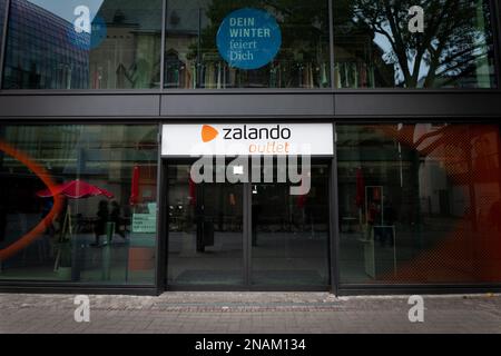 Photo du magasin d'usine Zalando à Cologne, en Allemagne. Zalando se est un détaillant en ligne allemand de chaussures, de mode et de beauté. La maquette Banque D'Images