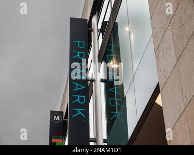 Photo d'un signe avec le logo de Primark sur leur magasin local à Cologne. Primark est un détaillant de mode rapide irlandais dont le siège est à Dublin, et a s. Banque D'Images