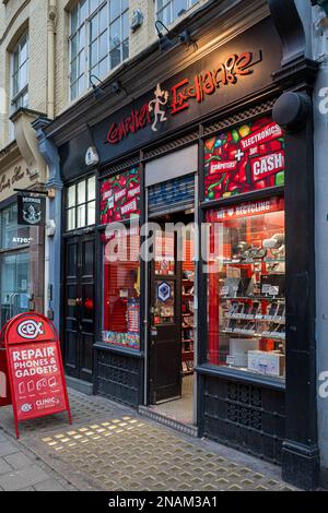 MAGASIN CEX. Cex Shop Rathbone place London - fondé à Londres en 1992 CEX achète, vend et échange une gamme de produits technologiques et de divertissement. Banque D'Images